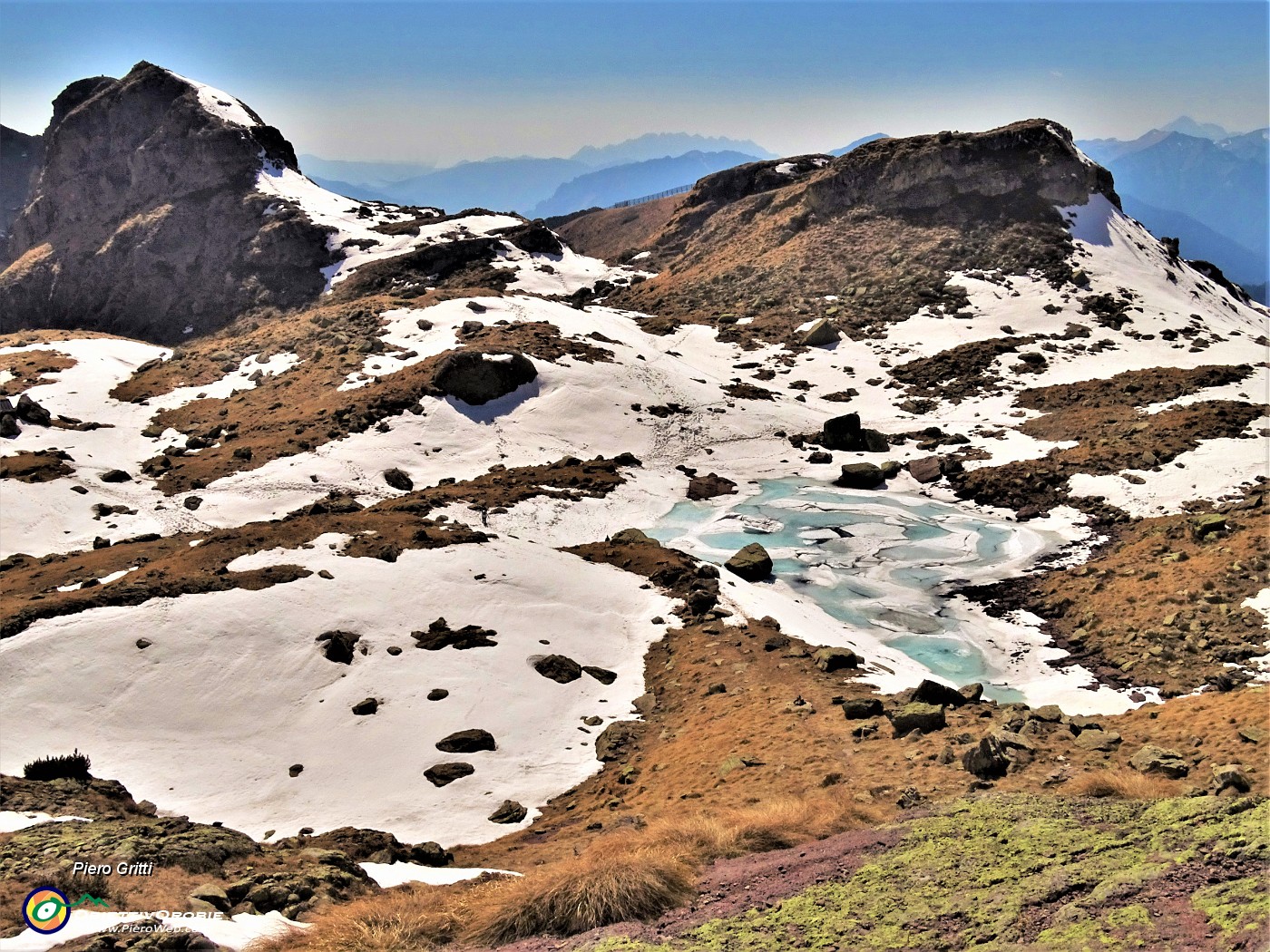 53 Bella vista  sul laghetto di Pietra Quadra con a sx il piu alto dei Tre Pizzi (2167 m).JPG -                                